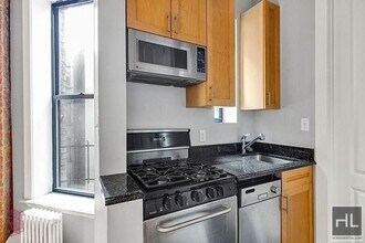 Mott Street in New York, NY - Foto de edificio - Building Photo