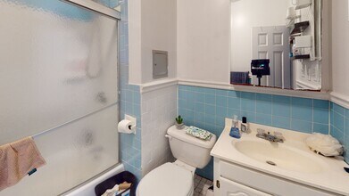 36 Mozart St, Unit 1 in Boston, MA - Foto de edificio - Building Photo