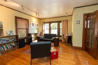 1645 Kentucky St in Lawrence, KS - Foto de edificio - Building Photo