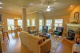 2110 Timberline Ct in Brenham, TX - Building Photo - Building Photo
