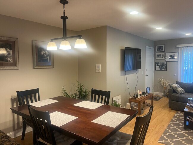 9352 Bay Colony Dr in Des Plaines, IL - Building Photo - Building Photo