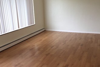 4304 W 13 Mile Rd, Unit 7 in Royal Oak, MI - Building Photo - Building Photo