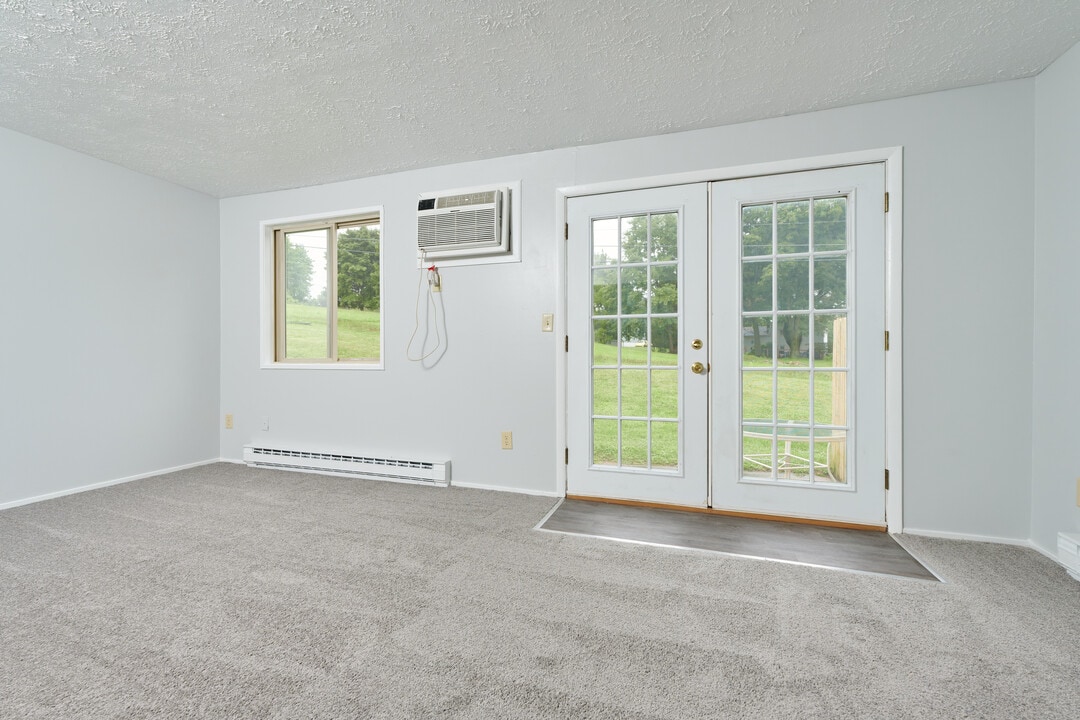 Hilltop View Apartments & Townhomes in Spencerport, NY - Building Photo