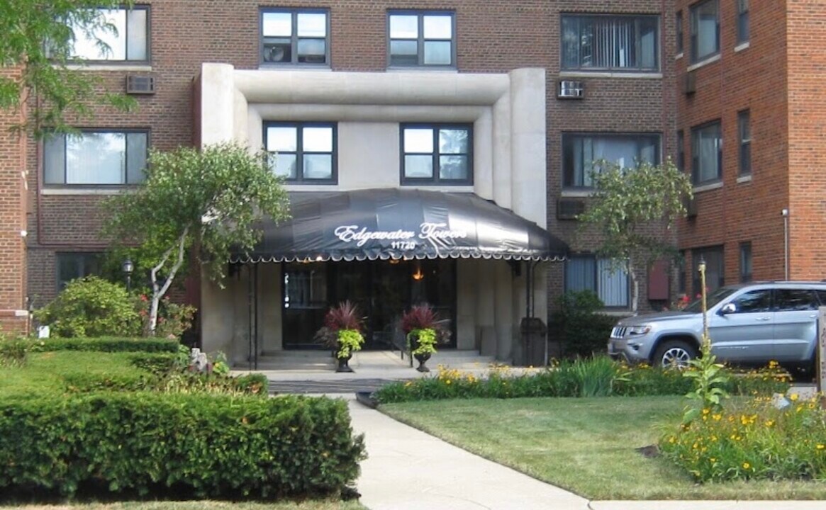 11720 Edgewater Dr in Lakewood, OH - Building Photo