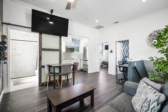 2608 W Swann Ave-Unit -3 in Tampa, FL - Foto de edificio - Building Photo