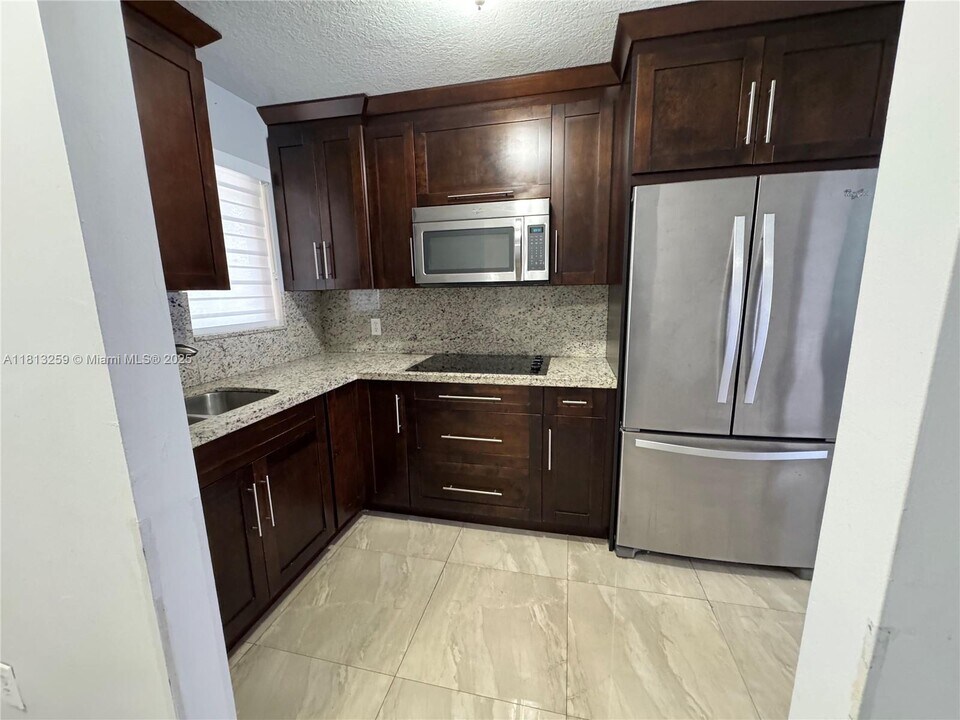 2610 W 76th St in Hialeah, FL - Building Photo