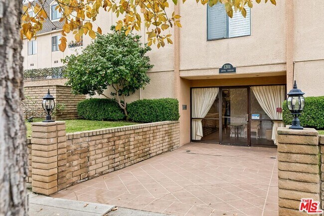 1201 S Roxbury Dr in Los Angeles, CA - Building Photo - Building Photo