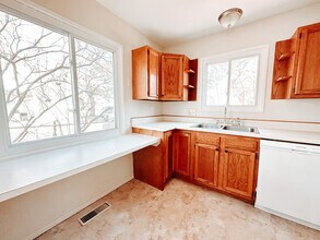 3025 S Byrne Rd in Toledo, OH - Foto de edificio - Building Photo