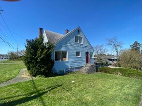 1421 Lakeway Dr in Bellingham, WA - Building Photo - Building Photo