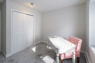 3161 Mill Creek Dr, Unit 8 in Kalamazoo, MI - Foto de edificio - Building Photo