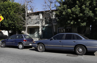 7034 Etiwanda Ave in Reseda, CA - Building Photo - Building Photo