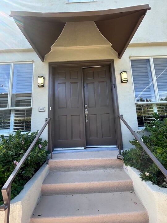 9080 Shoreham Dr in West Hollywood, CA - Foto de edificio