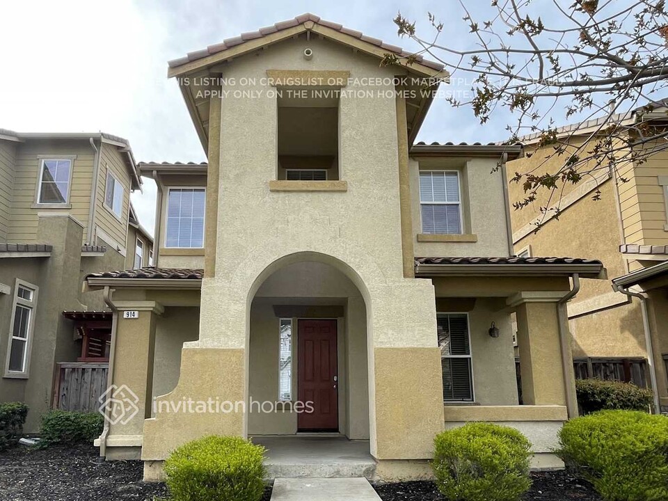 914 Oxford Ln in Brentwood, CA - Foto de edificio