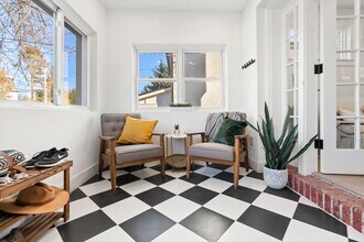 202 W Wayne Ave, Unit B in Wayne, PA - Foto de edificio - Building Photo