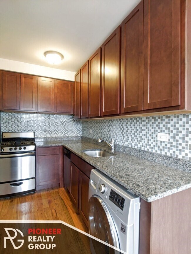 556 W Arlington Pl, Unit 2 in Chicago, IL - Foto de edificio - Building Photo