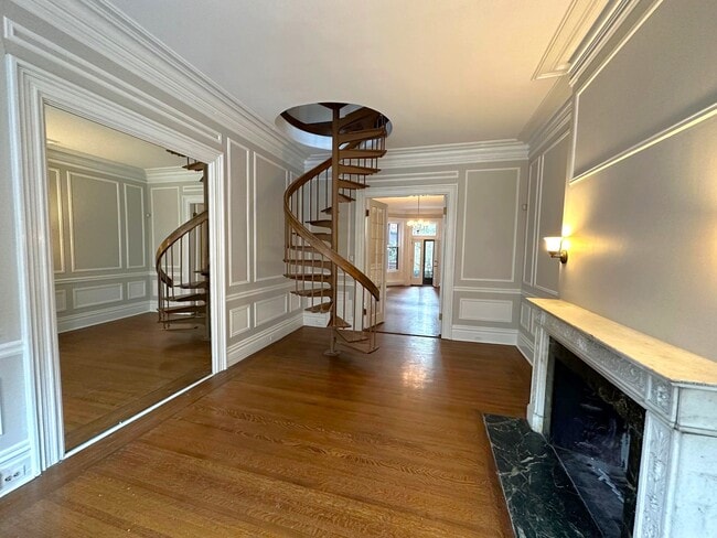 32 Gloucester St, Unit 1 in Boston, MA - Building Photo - Building Photo