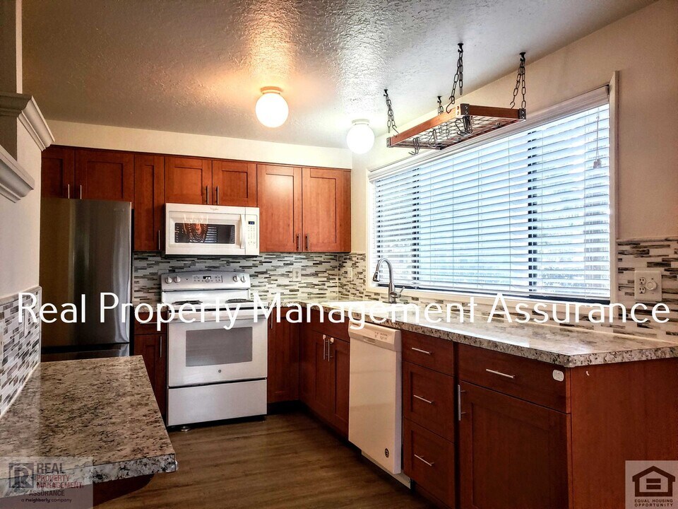 7085 SW Montauk Cir in Lake Oswego, OR - Building Photo