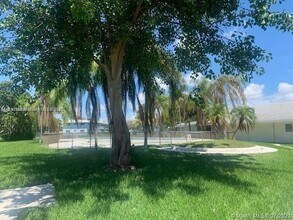 7420 SW 82nd St in Miami, FL - Building Photo - Building Photo