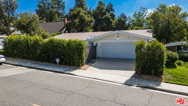 23020 Wrencrest Dr in Calabasas, CA - Building Photo - Building Photo