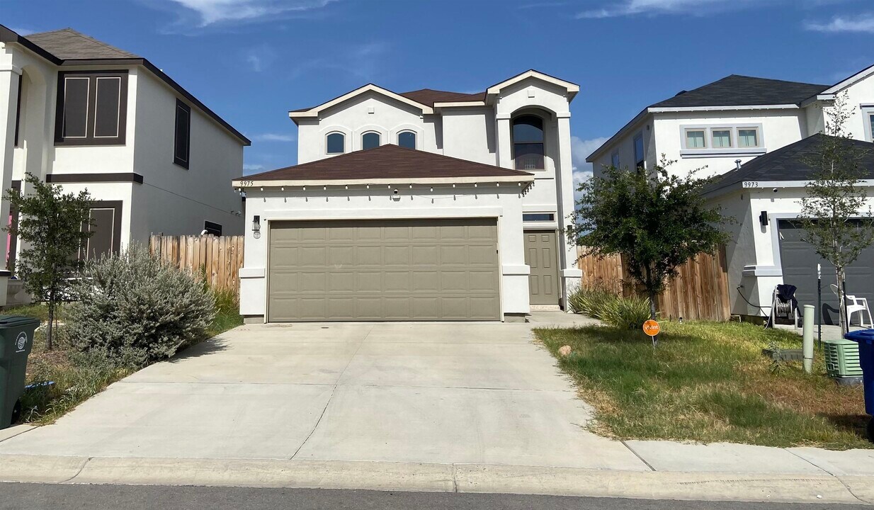 9975 Rosary Ln in Laredo, TX - Building Photo