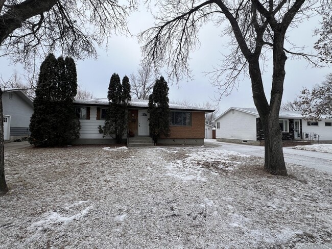 11 Krivel Crescent in Regina, SK - Building Photo - Building Photo