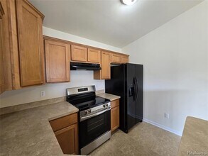 27601 Hidden Oaks Dr in Brownstown Township, MI - Foto de edificio - Building Photo