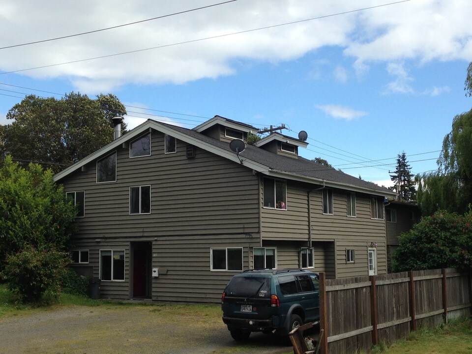 Westcrest Park in Seattle, WA - Building Photo