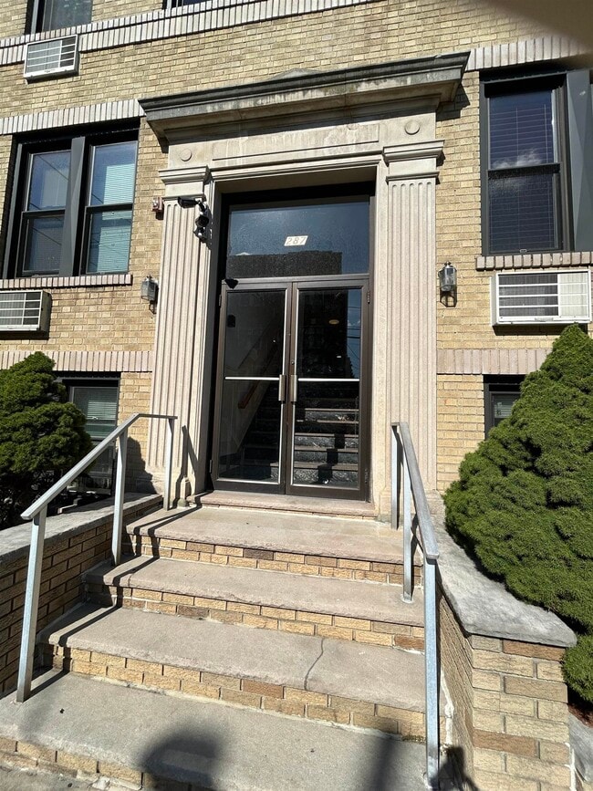 287 Lawton Ave in Cliffside Park, NJ - Building Photo - Building Photo