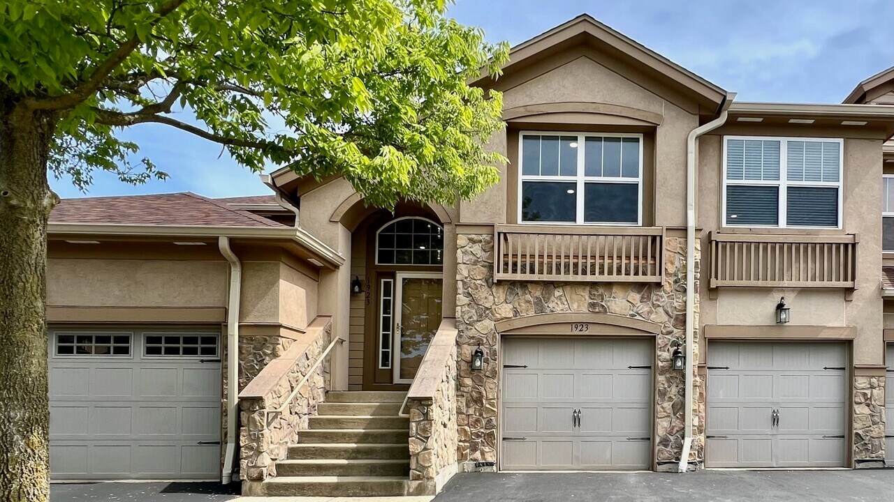 1923 E Byman Ln in Vernon Hills, IL - Building Photo