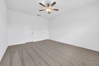 3911 Windy Whisper Dr in Brookshire, TX - Foto de edificio - Building Photo