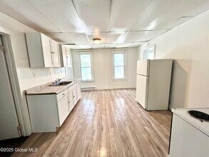 27 Milton Ave-Unit -Unit 2-Upstairs Apartment in Amsterdam, NY - Building Photo - Building Photo