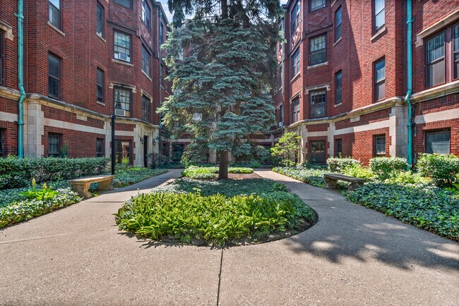 906 Oakton St in Evanston, IL - Building Photo - Building Photo