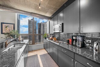 125 E 13th St, Unit 1006 in Chicago, IL - Building Photo - Building Photo