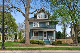 403 S Hough St in Barrington, IL - Building Photo