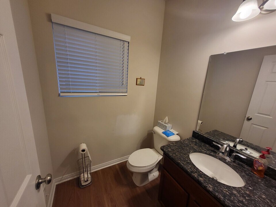 327 Hidden River E in Holly, MI - Building Photo