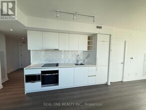 8 Wellesley St W in Toronto, ON - Building Photo - Building Photo