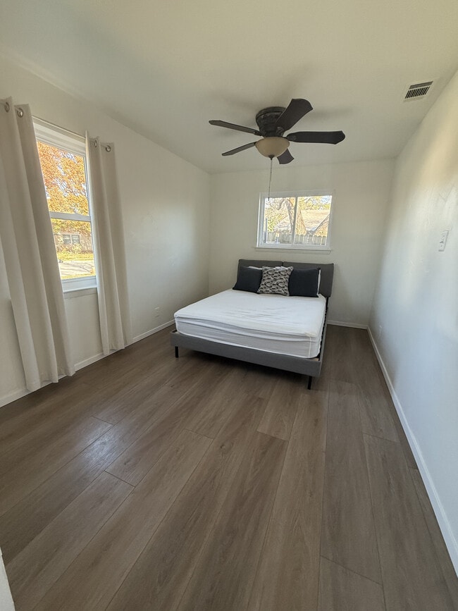 207 Arnett Dr in Euless, TX - Foto de edificio - Building Photo