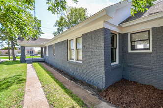 404 W Main St in Bellville, TX - Foto de edificio - Building Photo