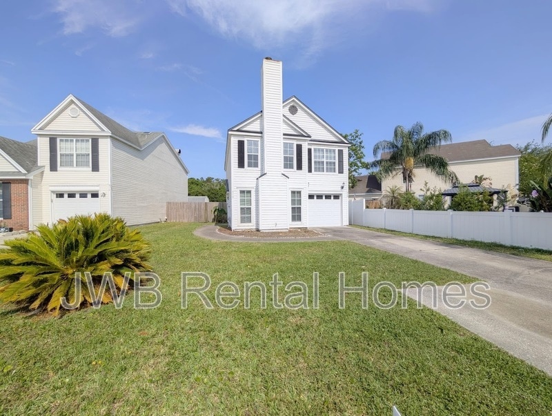 618 Staffordshire Dr E in Jacksonville, FL - Foto de edificio