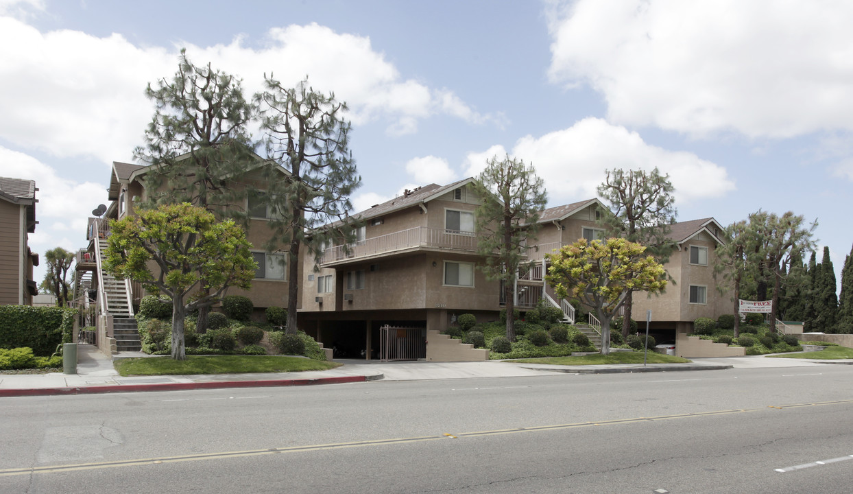 3210 W Orange Ave in Anaheim, CA - Building Photo