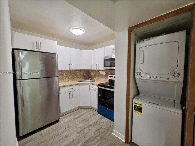 8321 NW 7th St in Miami, FL - Building Photo - Building Photo