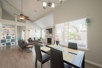16026 Hidden Acres Dr in Houston, TX - Building Photo - Building Photo