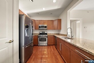 2404 Windsor Park Ct in Englewood, NJ - Building Photo - Building Photo