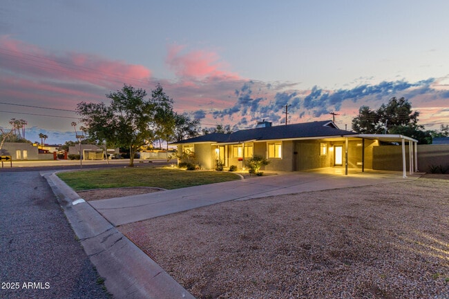 1422 W Orange Dr in Phoenix, AZ - Foto de edificio - Building Photo