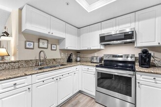 1000 Crestwood Ct S, Unit 1015 in Royal Palm Beach, FL - Building Photo - Building Photo