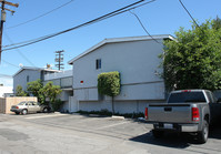 E 17th Place Apartments in Costa Mesa, CA - Foto de edificio - Building Photo