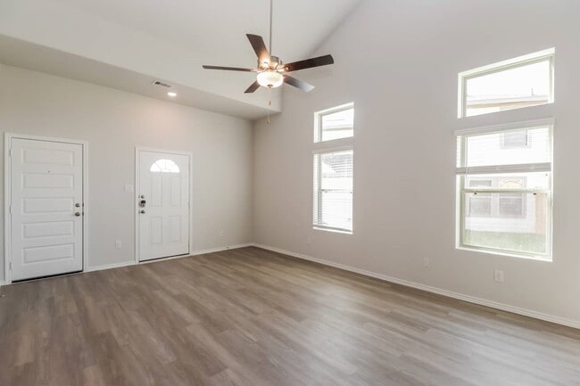 24739 Linaria Dr in Montgomery, TX - Foto de edificio - Building Photo