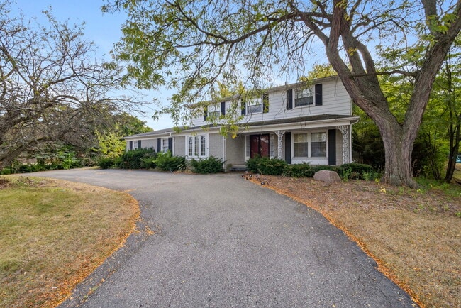4015 Pinehurst Dr in West Bloomfield, MI - Foto de edificio - Building Photo