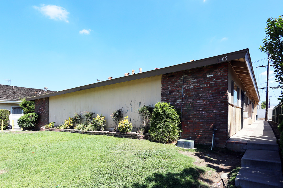 1005 N Shattuck Pl in Orange, CA - Building Photo