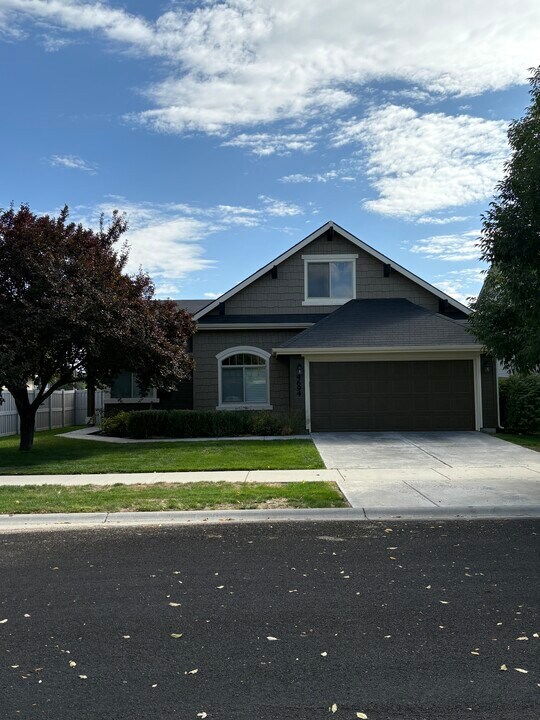 4694 N Maplestone Ave in Meridian, ID - Building Photo